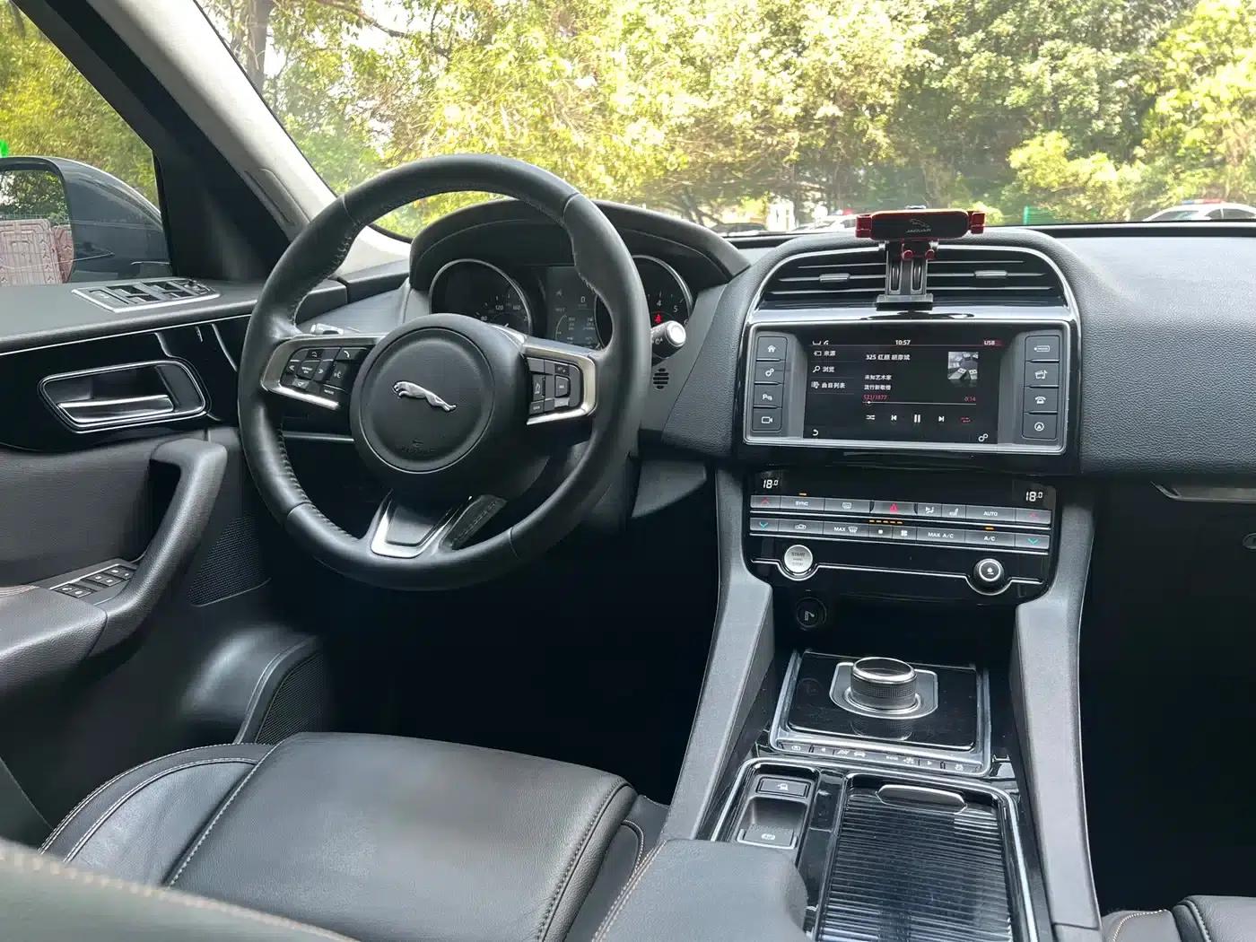 Jaguar F-PACE 2018 2.0T AWD Urban Luxury Edition — миниатюра 7