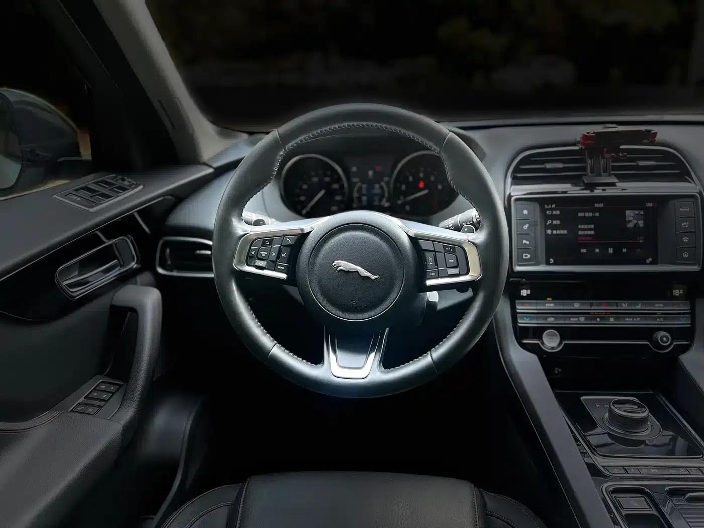 Jaguar F-PACE 2018 2.0T AWD Urban Luxury Edition — миниатюра 8