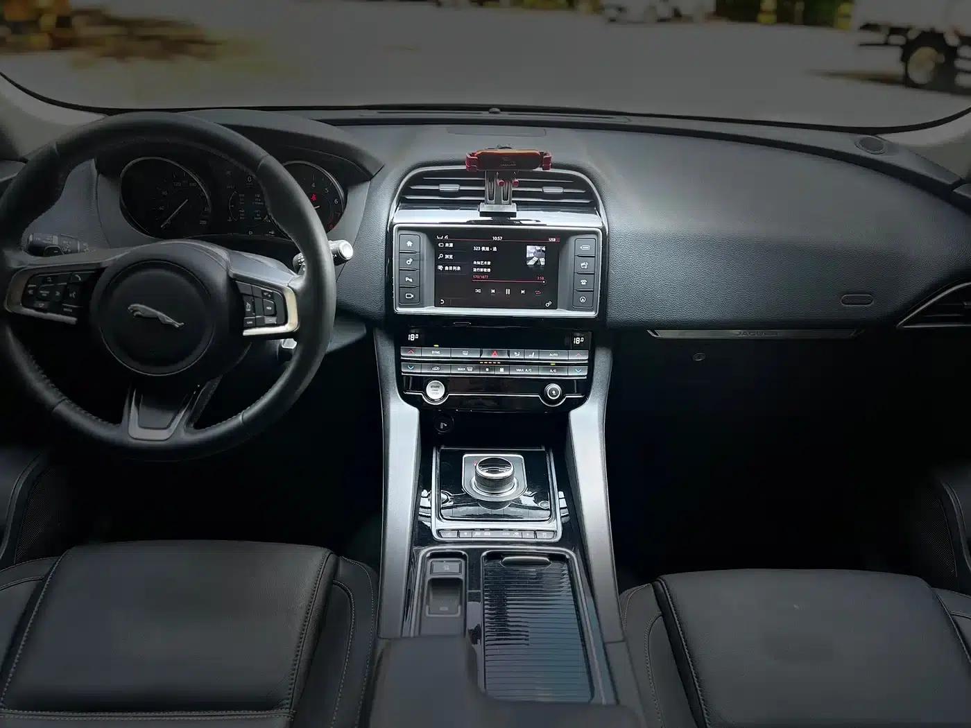 Jaguar F-PACE 2018 2.0T AWD Urban Luxury Edition — миниатюра 9