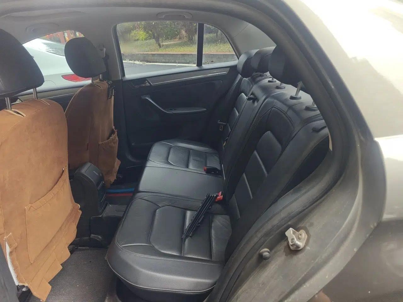Volkswagen Bora 2013 1.6L Manual Comfort Model — миниатюра 17
