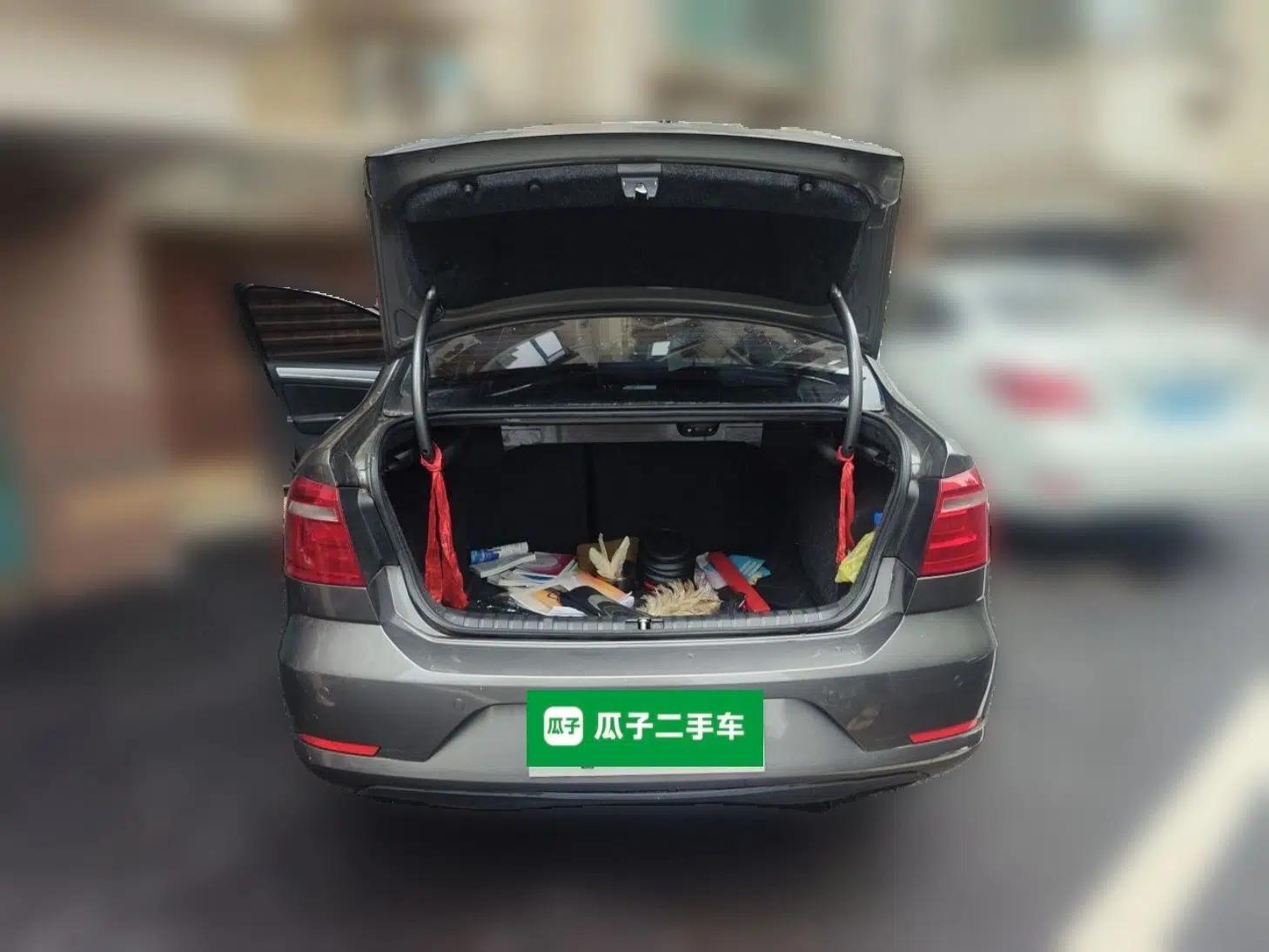 Volkswagen Bora 2013 1.6L Manual Comfort Model — миниатюра 19