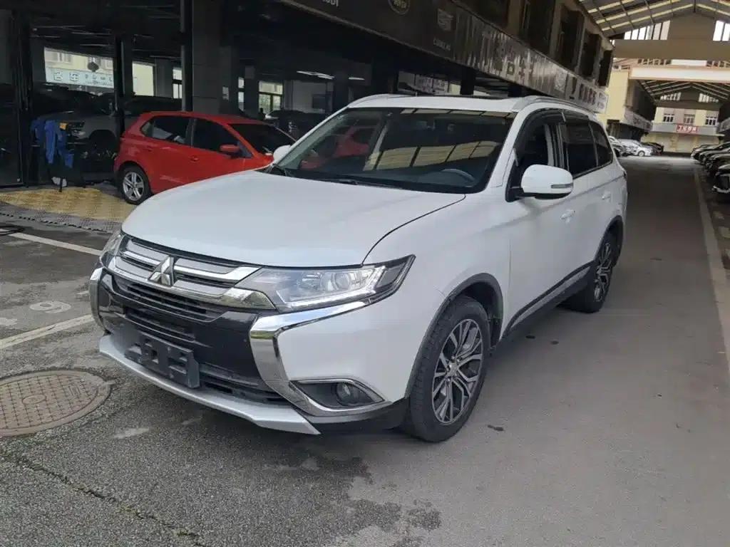 Outlander 2017 2.0L 2WD Glory Edition 5-seater — миниатюра 1