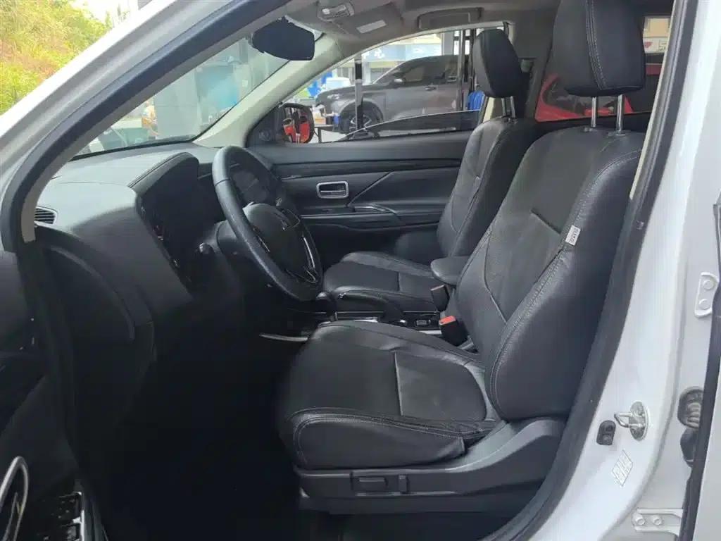 Outlander 2017 2.0L 2WD Glory Edition 5-seater — миниатюра 14