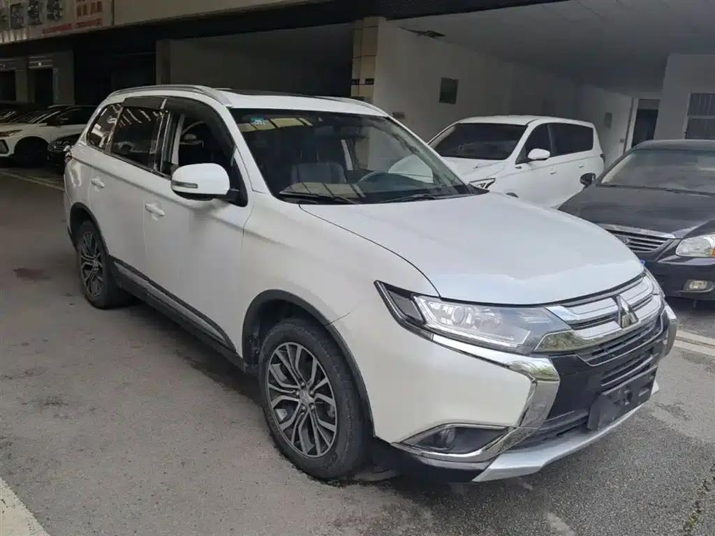 Outlander 2017 2.0L 2WD Glory Edition 5-seater — миниатюра 3