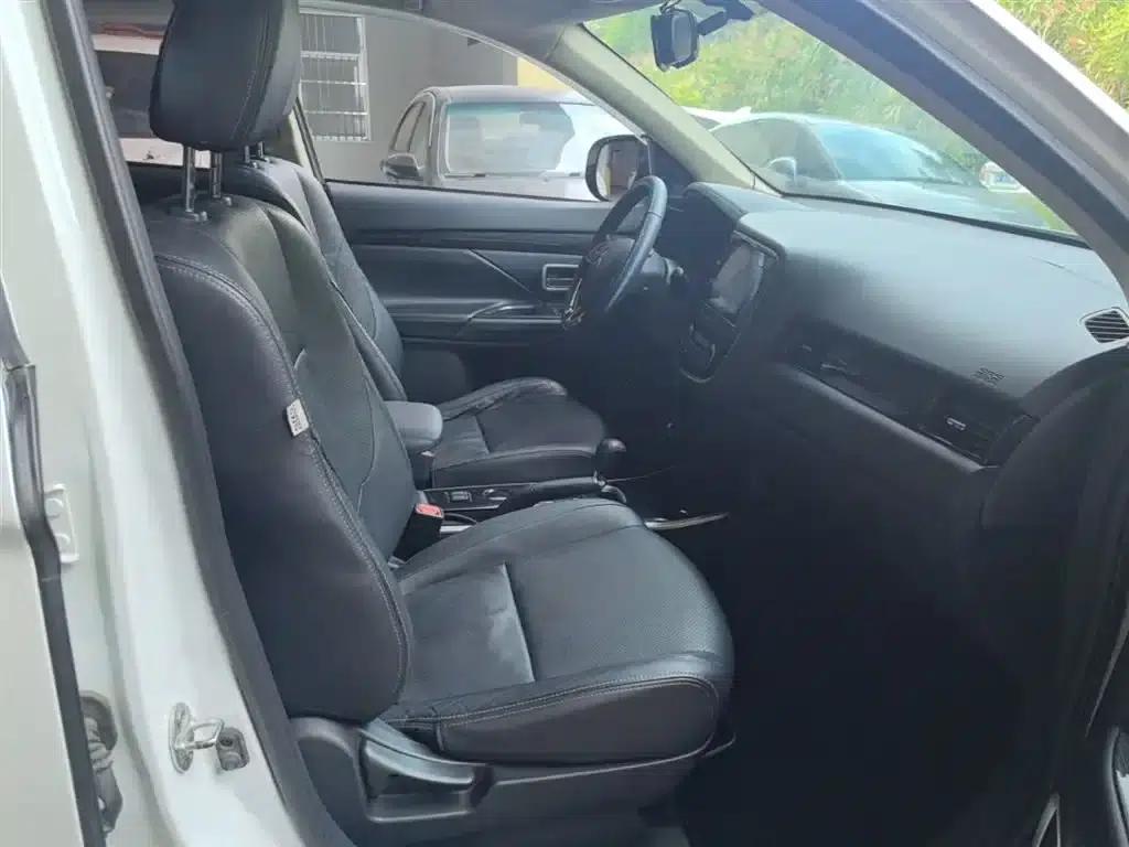 Outlander 2017 2.0L 2WD Glory Edition 5-seater — миниатюра 24