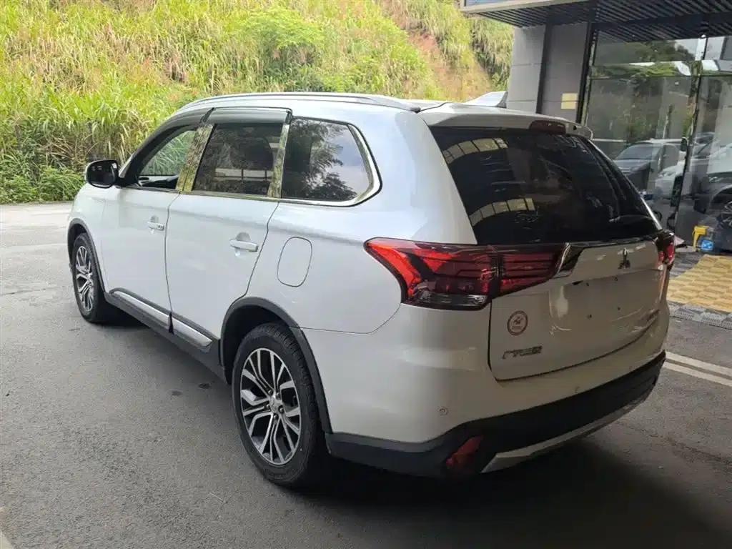 Outlander 2017 2.0L 2WD Glory Edition 5-seater — миниатюра 4