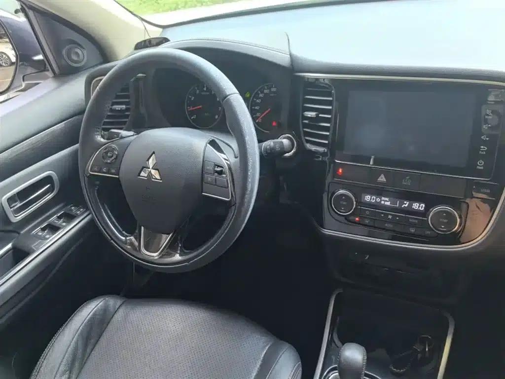 Outlander 2017 2.0L 2WD Glory Edition 5-seater — миниатюра 9
