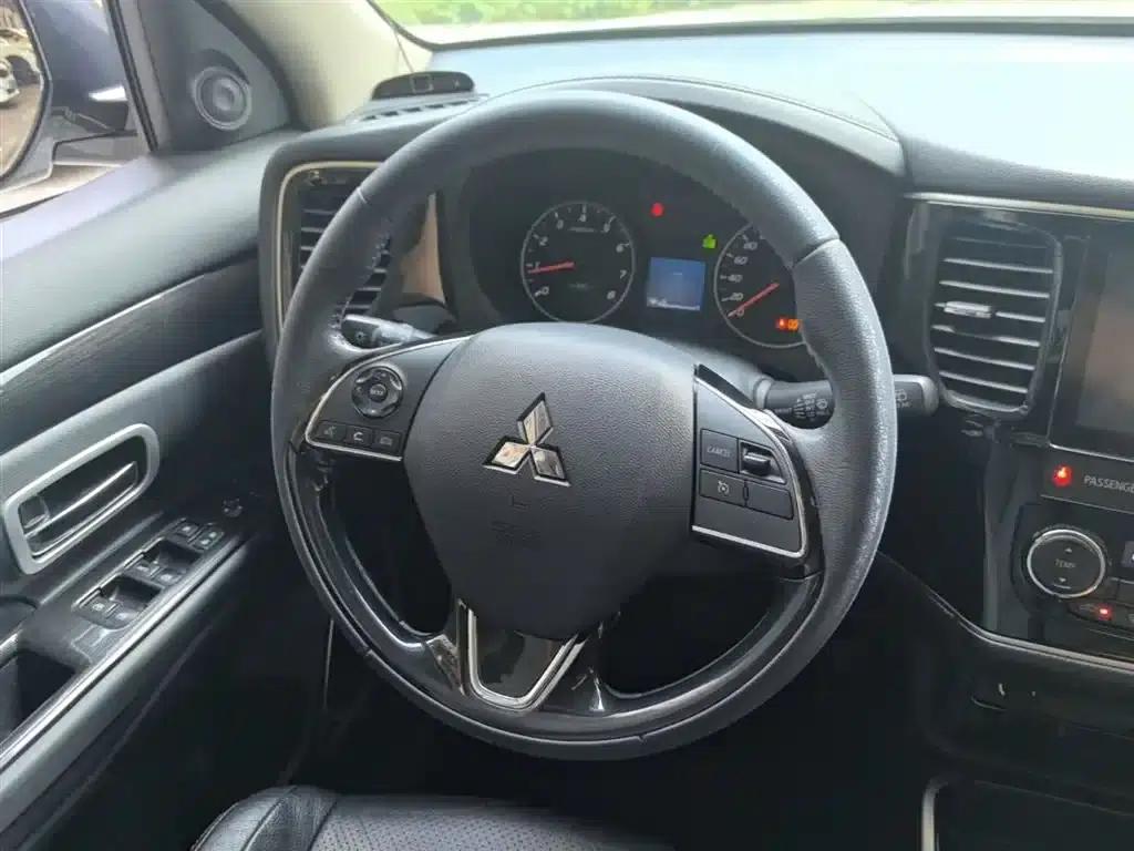 Outlander 2017 2.0L 2WD Glory Edition 5-seater — миниатюра 10