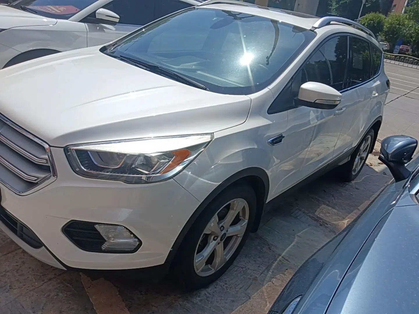 Ford Kuga 2018 EcoBoost 180 Two-Wheel-Drive Platinum Edition — миниатюра 1