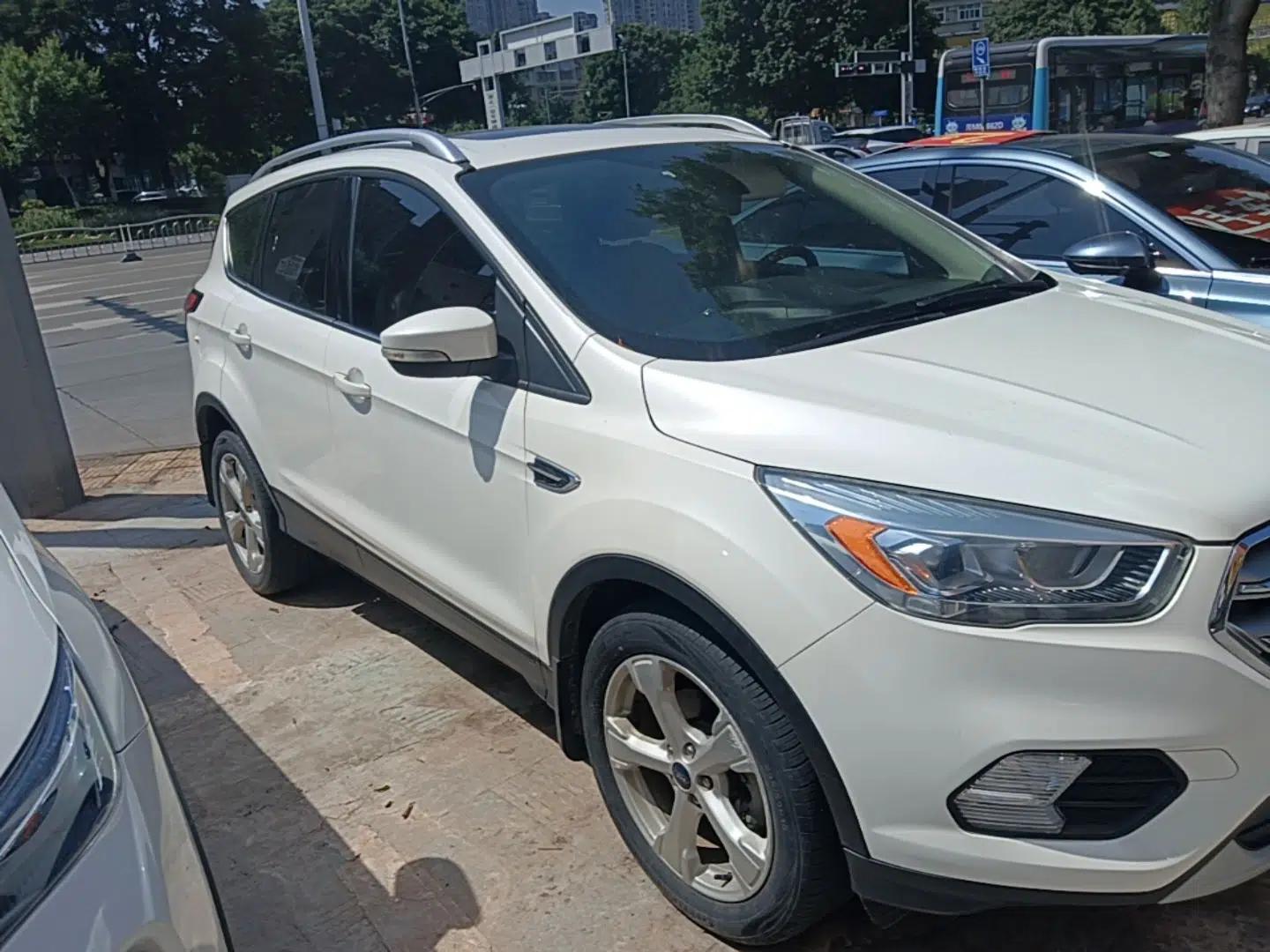 Ford Kuga 2018 EcoBoost 180 Two-Wheel-Drive Platinum Edition — миниатюра 3