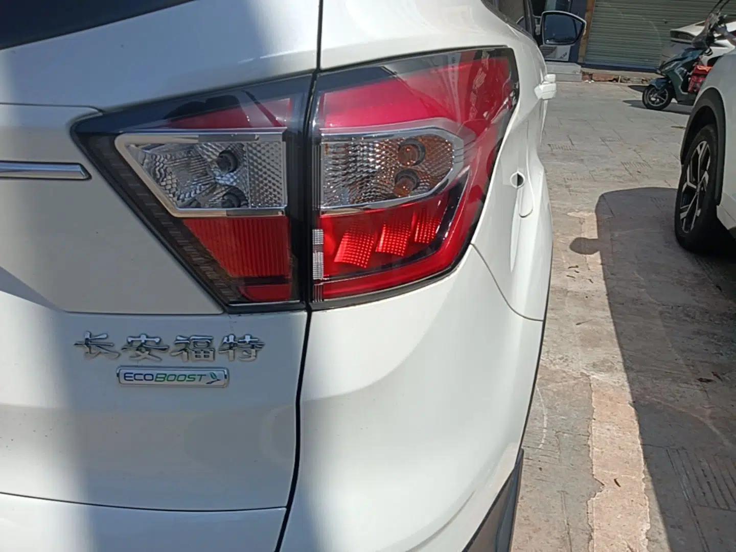 Ford Kuga 2018 EcoBoost 180 Two-Wheel-Drive Platinum Edition — миниатюра 9