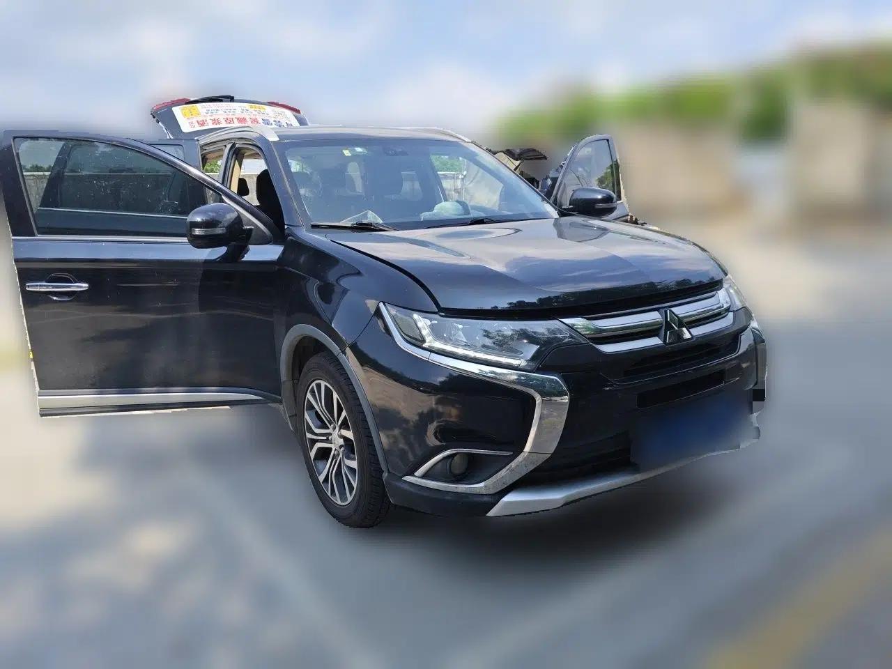 Mitsubishi Outlander 2016 2.4L 4x4 Elite Edition 5 Seats — миниатюра 3