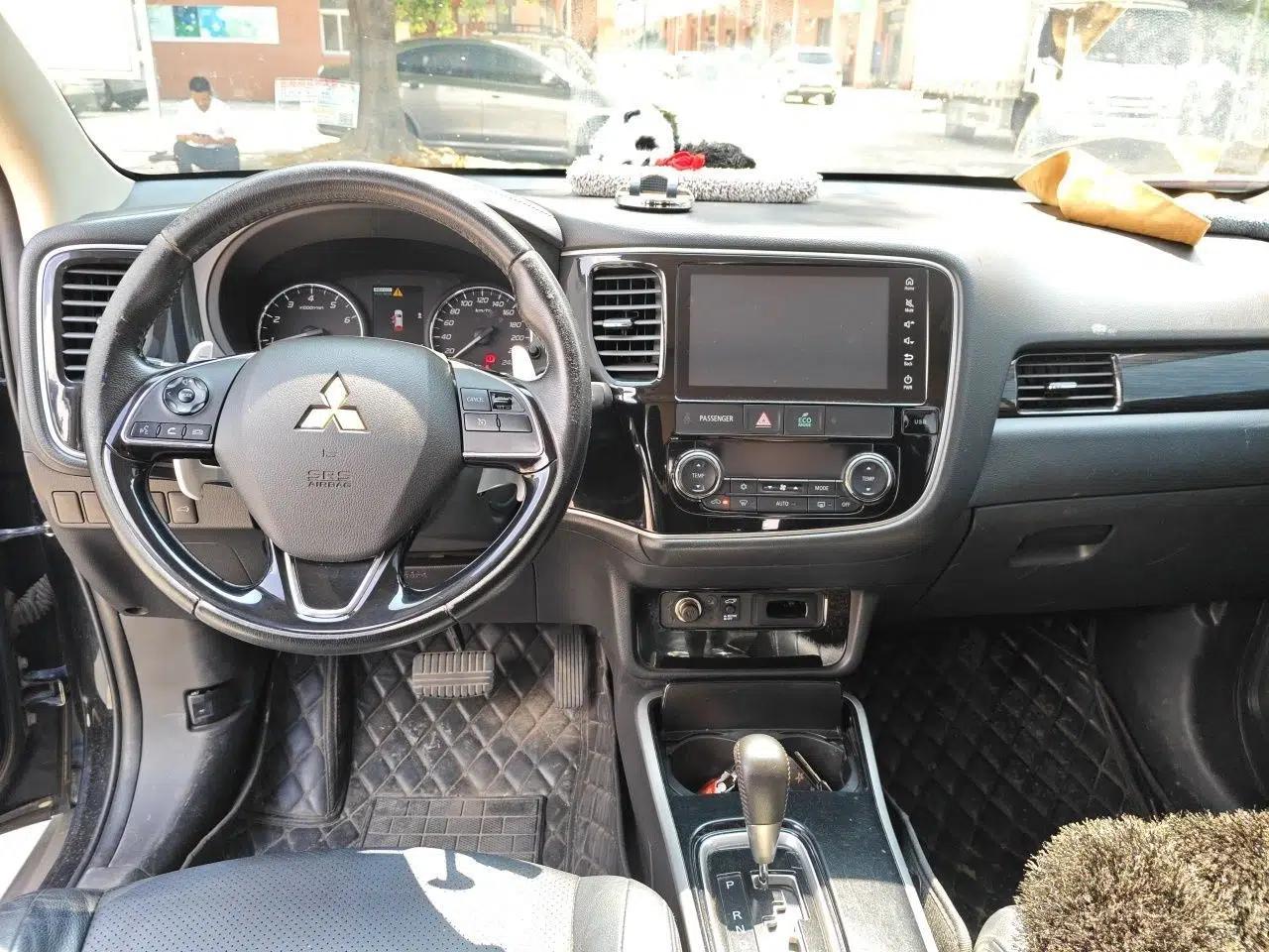 Mitsubishi Outlander 2016 2.4L 4x4 Elite Edition 5 Seats — миниатюра 9
