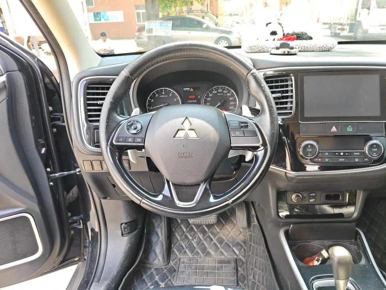 Mitsubishi Outlander 2016 2.4L 4x4 Elite Edition 5 Seats — миниатюра 10
