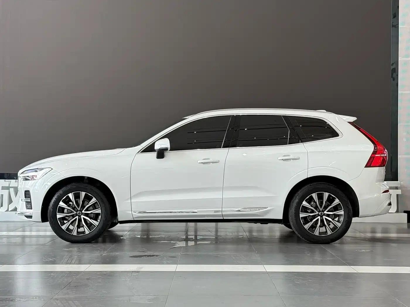 2023 Volvo XC60 B5 AWD Inscription Luxury Edition — миниатюра 4