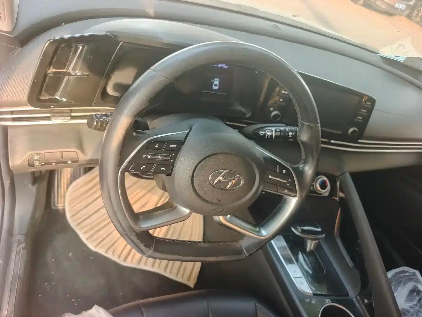 Hyundai Elantra 2021 1.5L CVT LUX Premium Edition — миниатюра 11