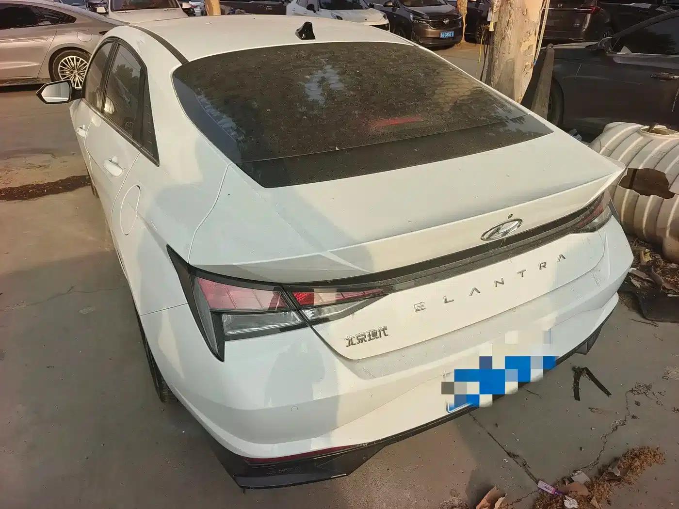 Hyundai Elantra 2021 1.5L CVT LUX Premium Edition — миниатюра 4