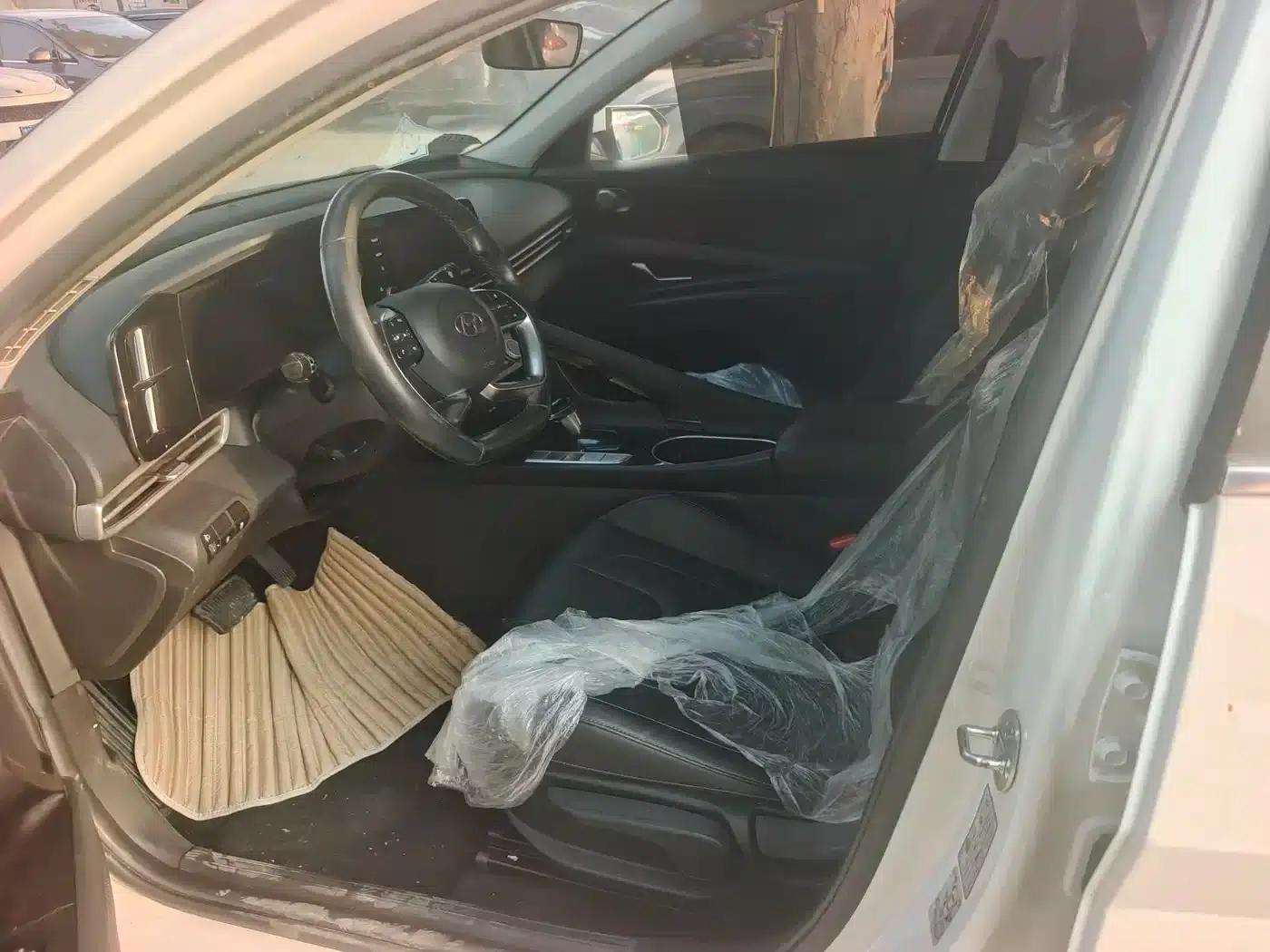 Hyundai Elantra 2021 1.5L CVT LUX Premium Edition — миниатюра 9