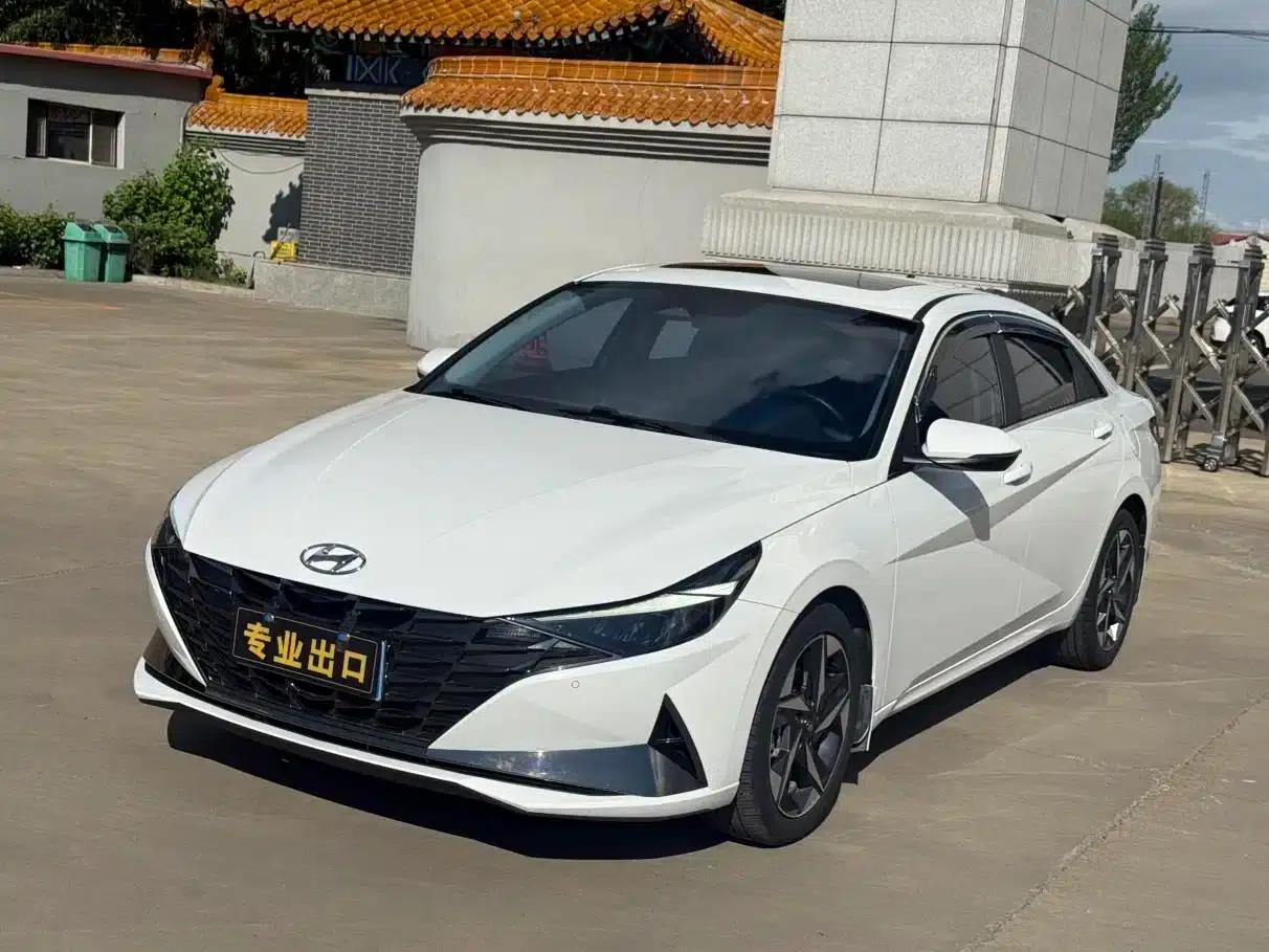 Hyundai Elantra 2022 1.5L CVT LUX Premium Edition — миниатюра 1