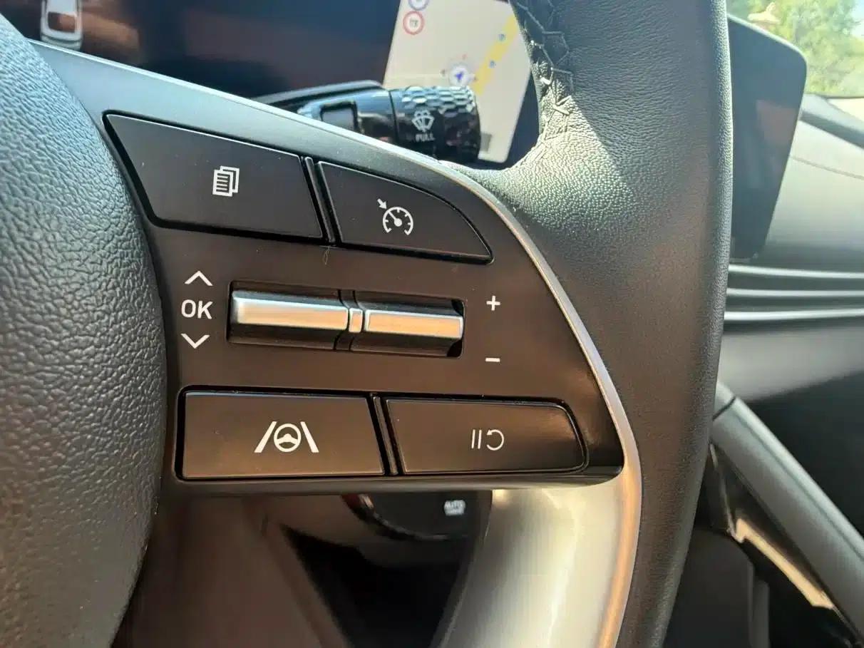 Hyundai Elantra 2022 1.5L CVT LUX Premium Edition — миниатюра 11