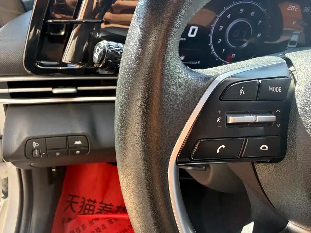 Hyundai Elantra 2022 1.5L CVT LUX Premium Edition — миниатюра 12