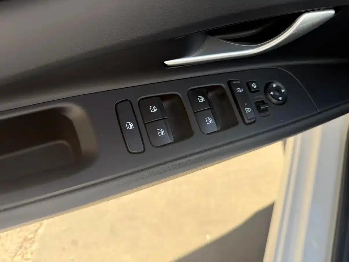 Hyundai Elantra 2022 1.5L CVT LUX Premium Edition — миниатюра 17