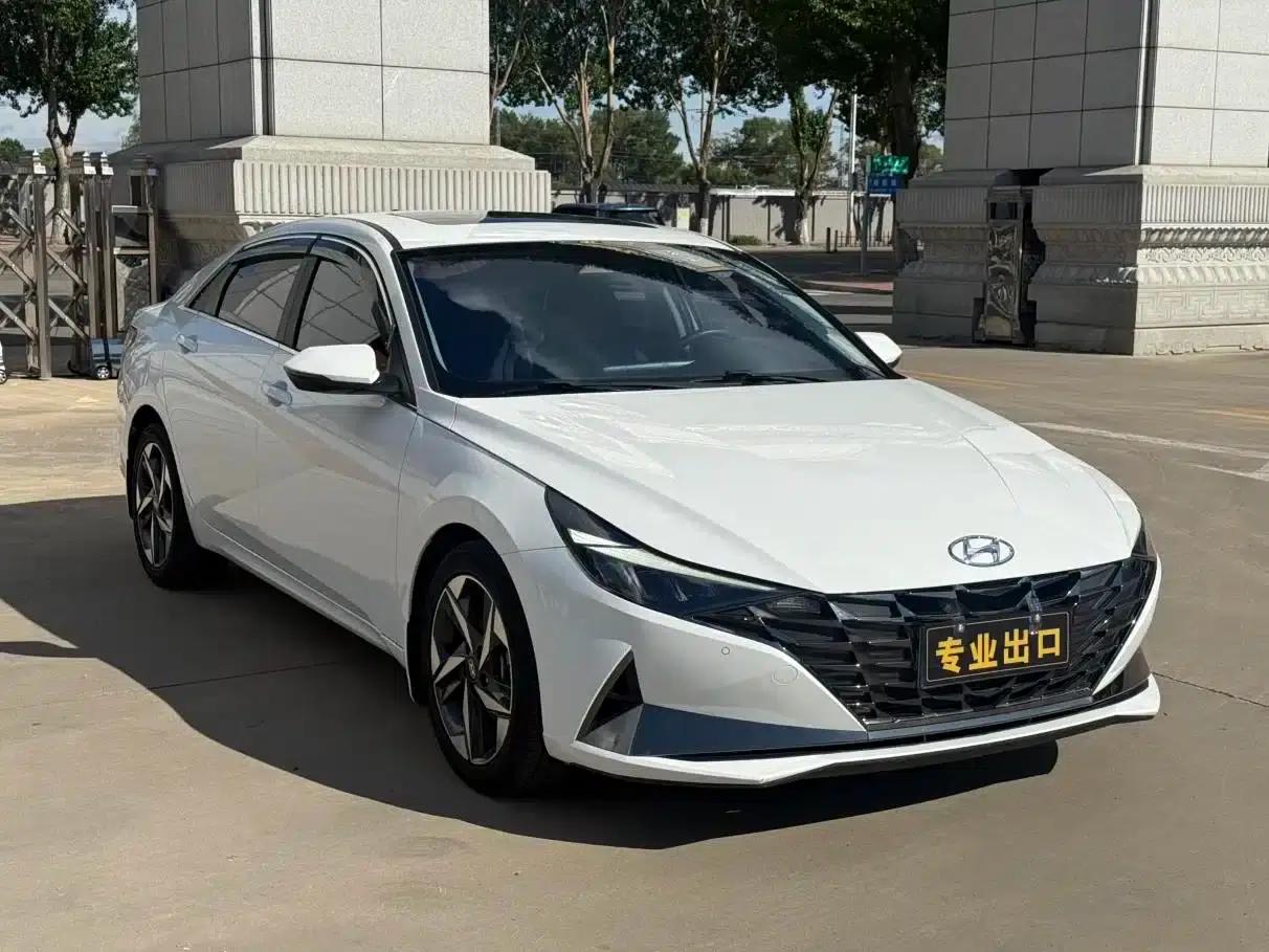 Hyundai Elantra 2022 1.5L CVT LUX Premium Edition — миниатюра 3