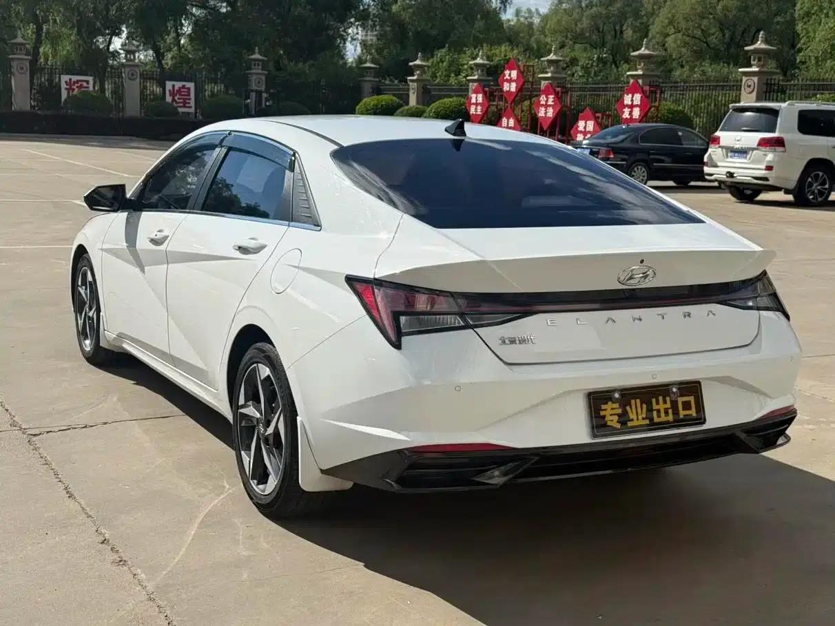Hyundai Elantra 2022 1.5L CVT LUX Premium Edition — миниатюра 4