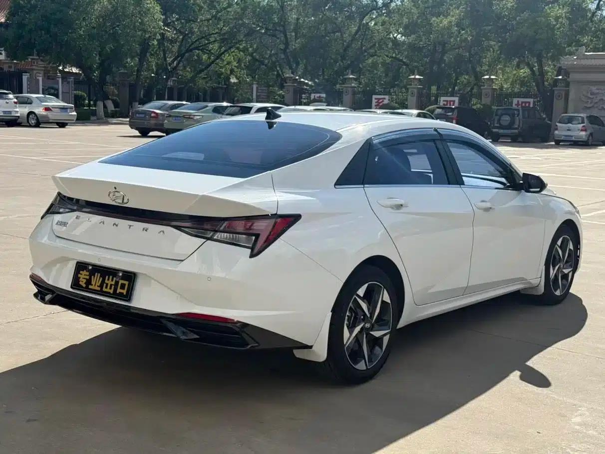 Hyundai Elantra 2022 1.5L CVT LUX Premium Edition — миниатюра 6