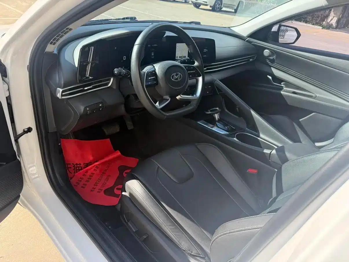 Hyundai Elantra 2022 1.5L CVT LUX Premium Edition — миниатюра 7