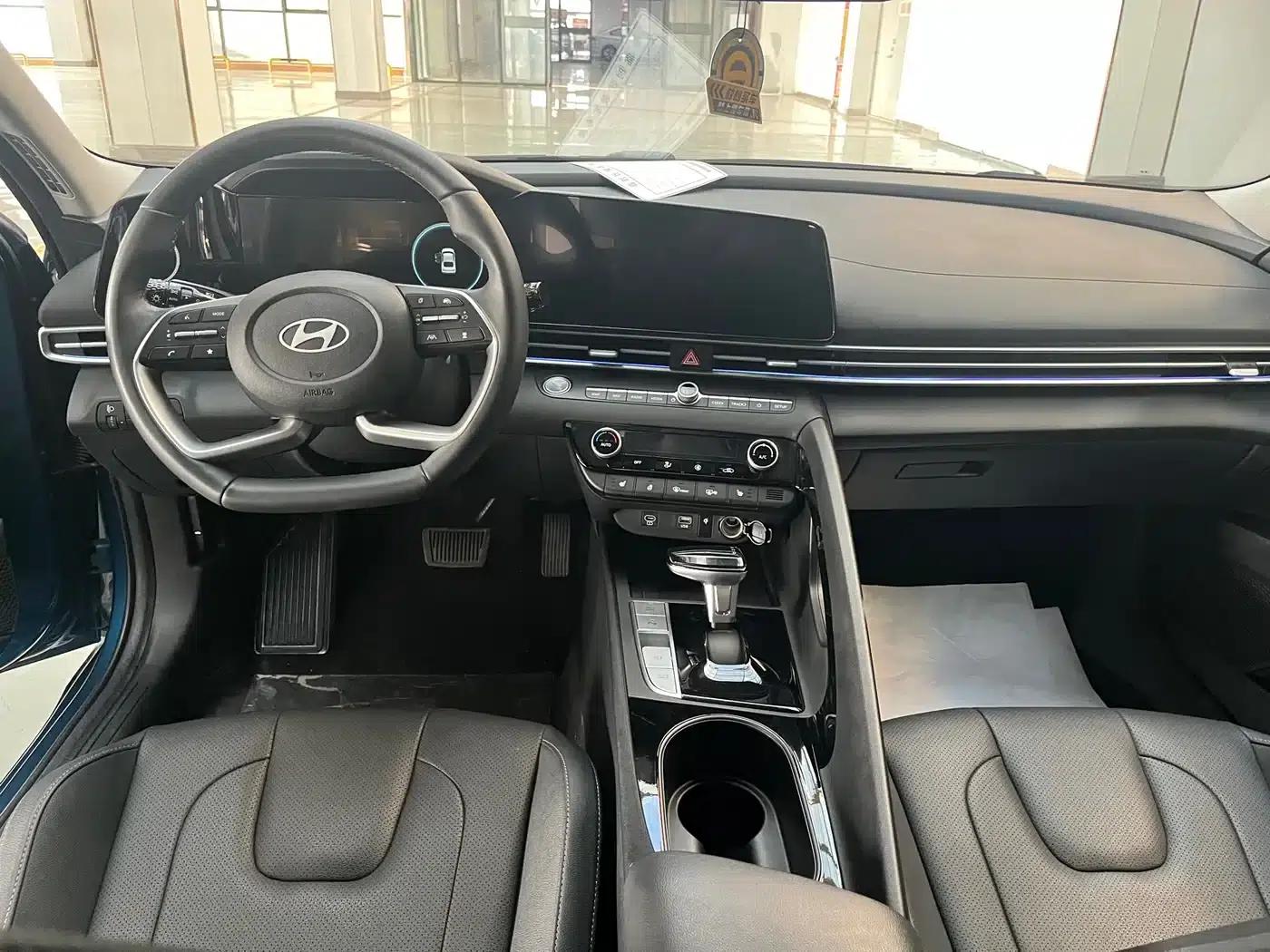 Hyundai Elantra 2023 1.5L CVT TOP Flagship Edition — миниатюра 6