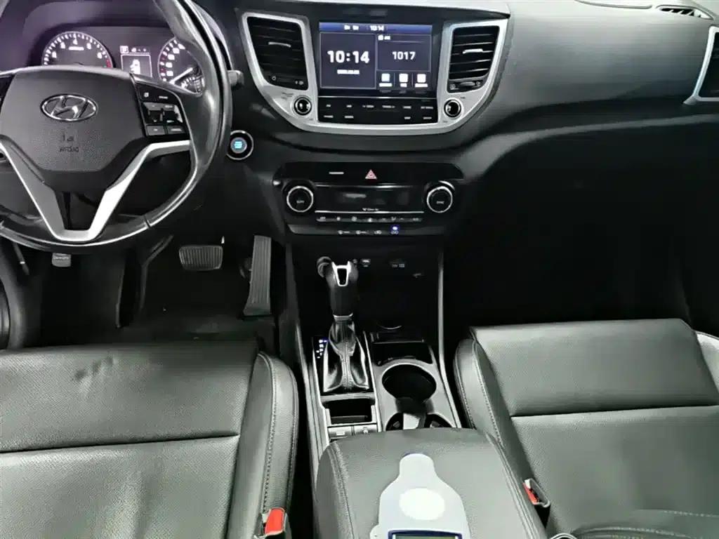 Tucson 2018 1.6T Dual-Clutch Two-Wheel Drive 15th Anniversary Special Edition — миниатюра 14