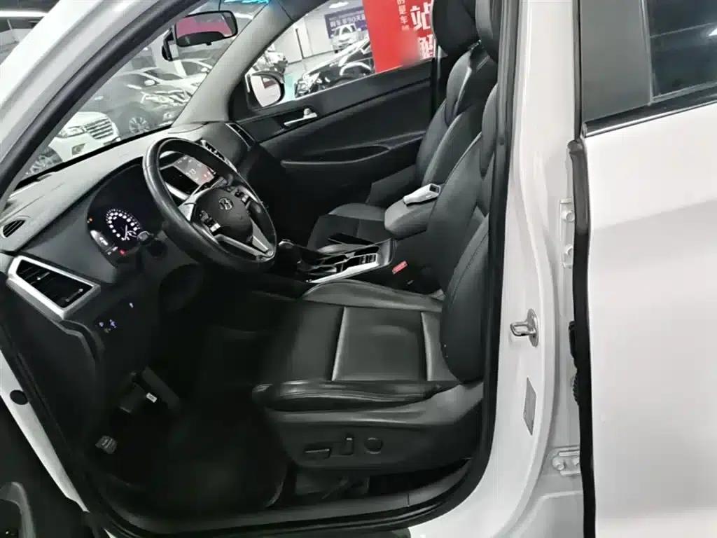 Tucson 2018 1.6T Dual-Clutch Two-Wheel Drive 15th Anniversary Special Edition — миниатюра 15