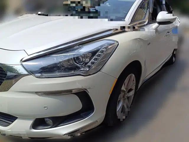 DS 5 2015 1.6T Luxury Edition THP160