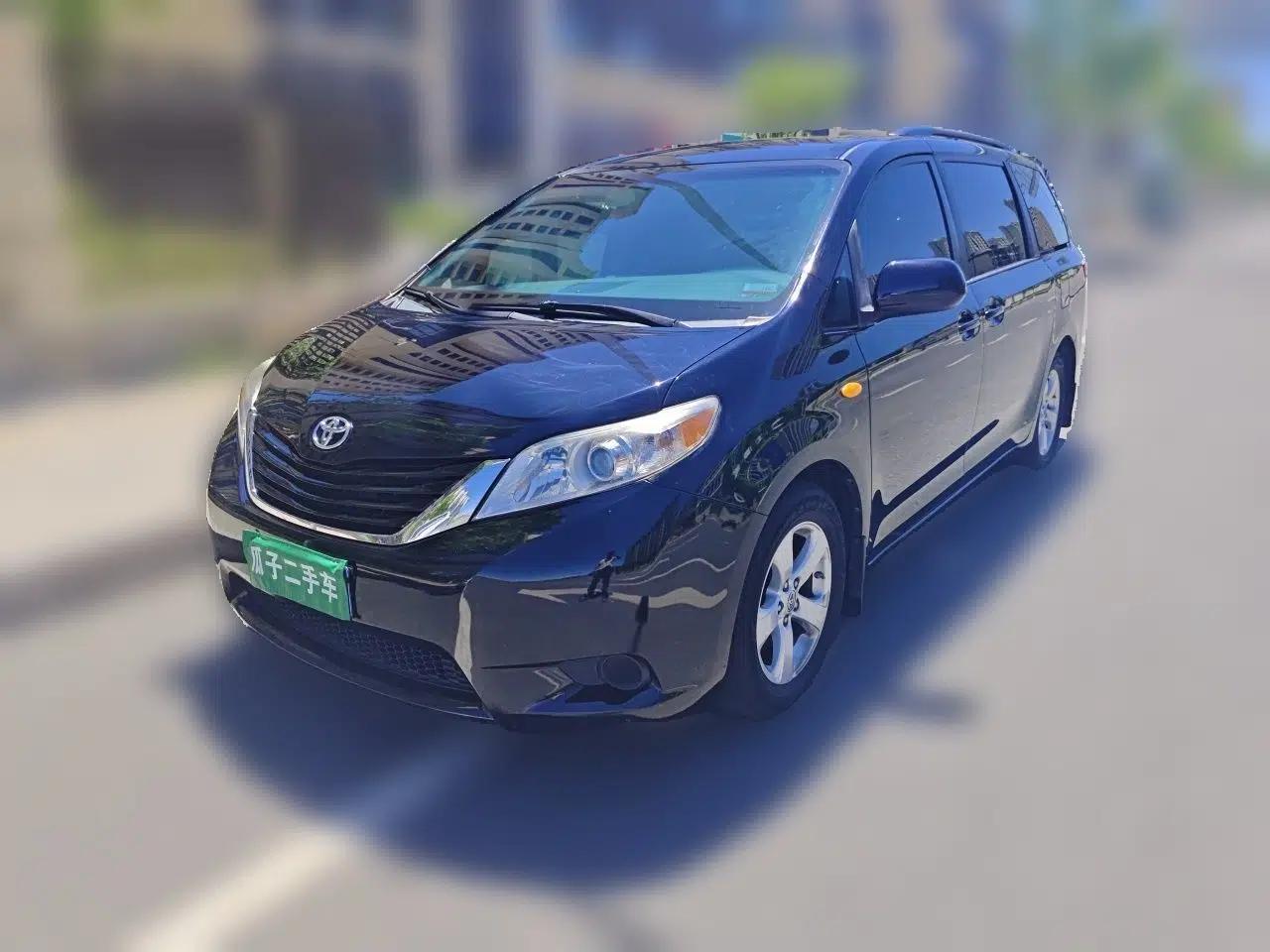 Toyota SIENNA 2015 3.5L Two-Wheel Drive LE — миниатюра 1