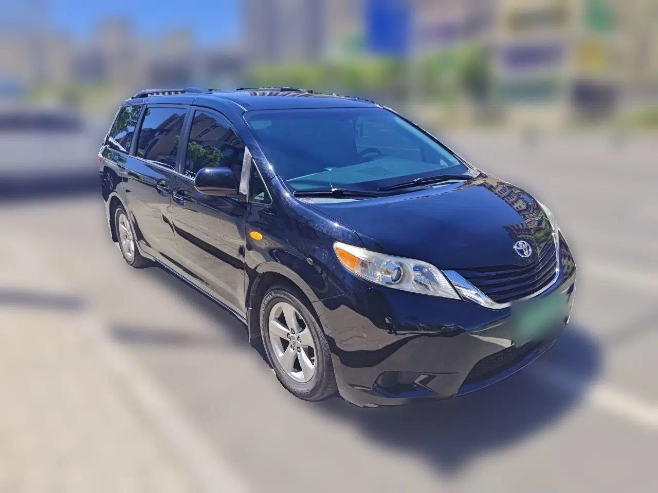 Toyota SIENNA 2015 3.5L Two-Wheel Drive LE — миниатюра 3