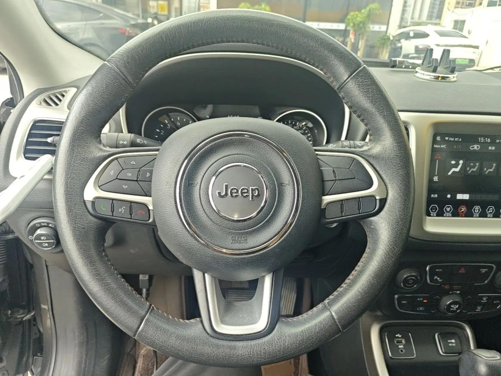Jeep Compass 2019 200T Automatic Family Edition - Connected Large Screen Version — миниатюра 13