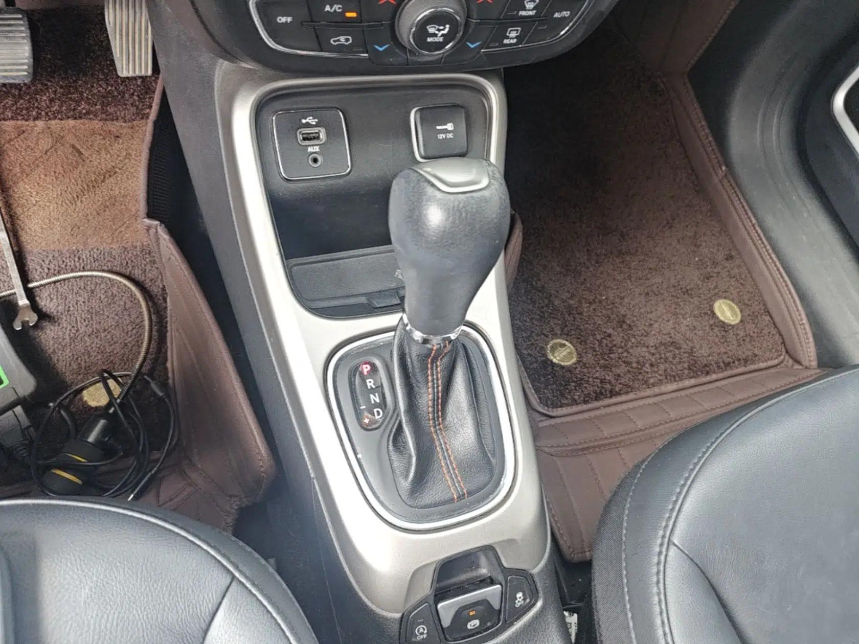 Jeep Compass 2019 200T Automatic Family Edition - Connected Large Screen Version — миниатюра 16