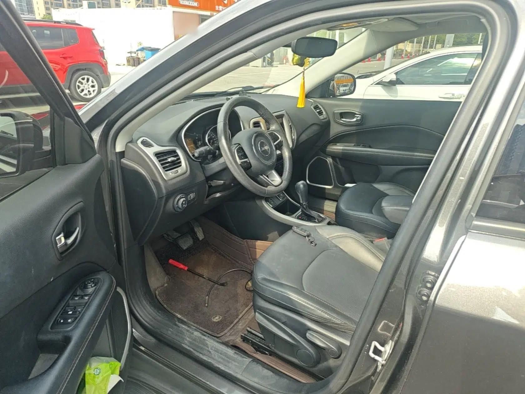 Jeep Compass 2019 200T Automatic Family Edition - Connected Large Screen Version — миниатюра 17