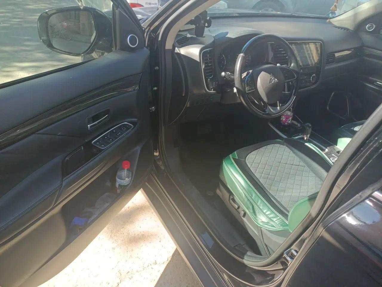 Mitsubishi Outlander 2019 2.4L 4x4 Zhi Xiang Edition 5 Seats China VI Standard — миниатюра 16