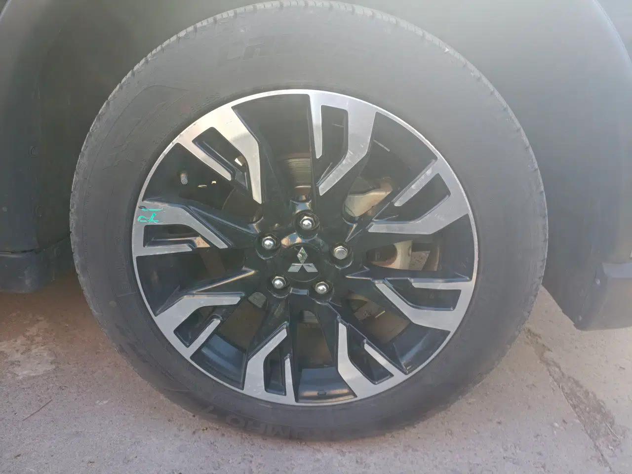 Mitsubishi Outlander 2019 2.4L 4x4 Zhi Xiang Edition 5 Seats China VI Standard — миниатюра 8