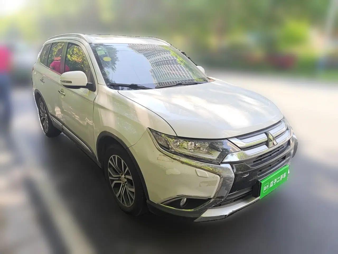 Mitsubishi Outlander 2016 2.4L 4x4 Elite Edition 5 Seats — миниатюра 3