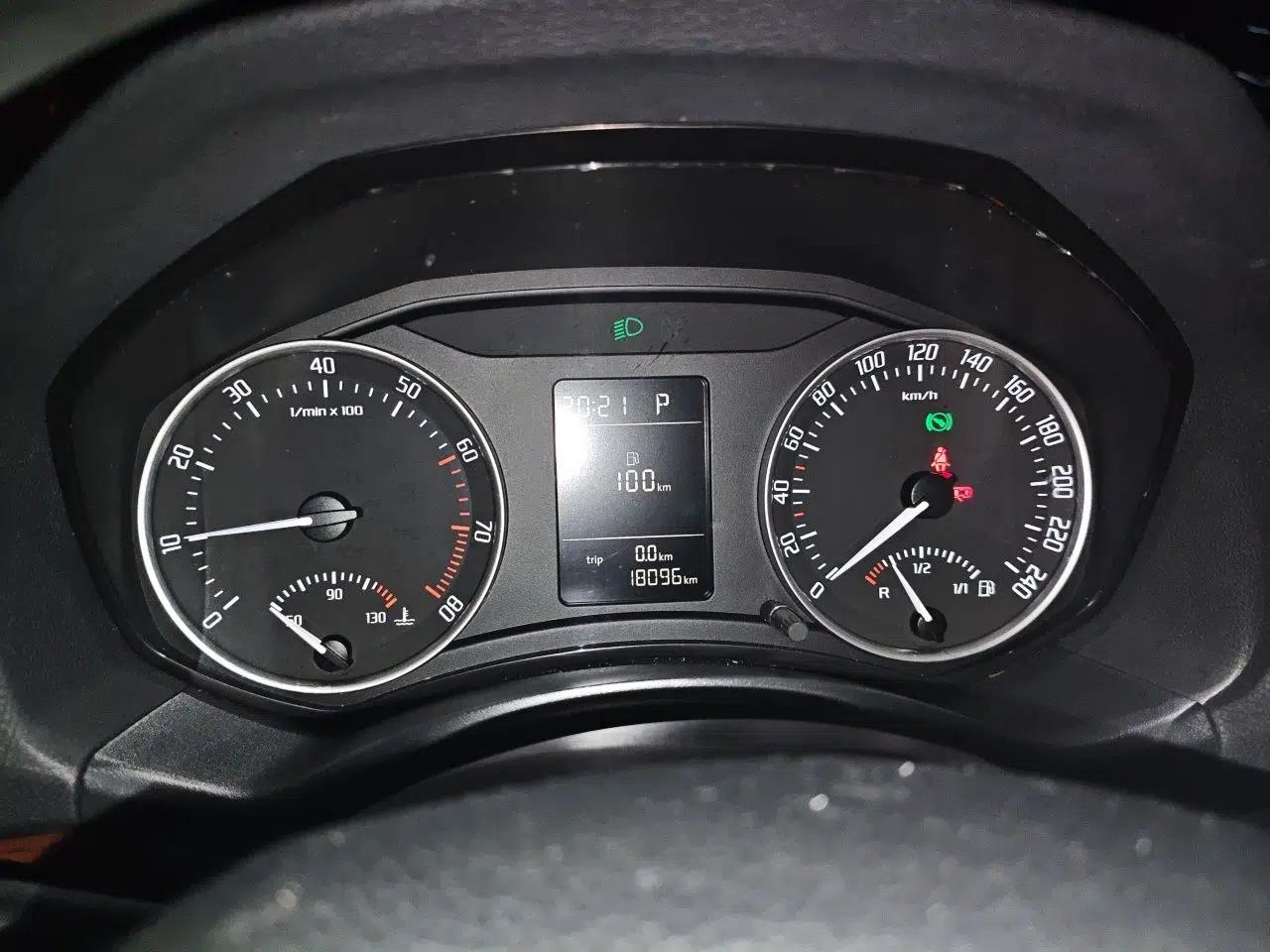 Skoda Octavia 2014 1.6L Automatic Yijun Edition — миниатюра 11