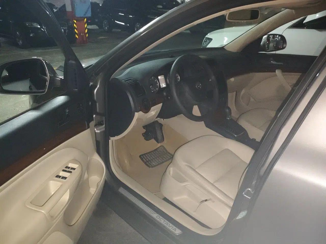 Skoda Octavia 2014 1.6L Automatic Yijun Edition — миниатюра 16