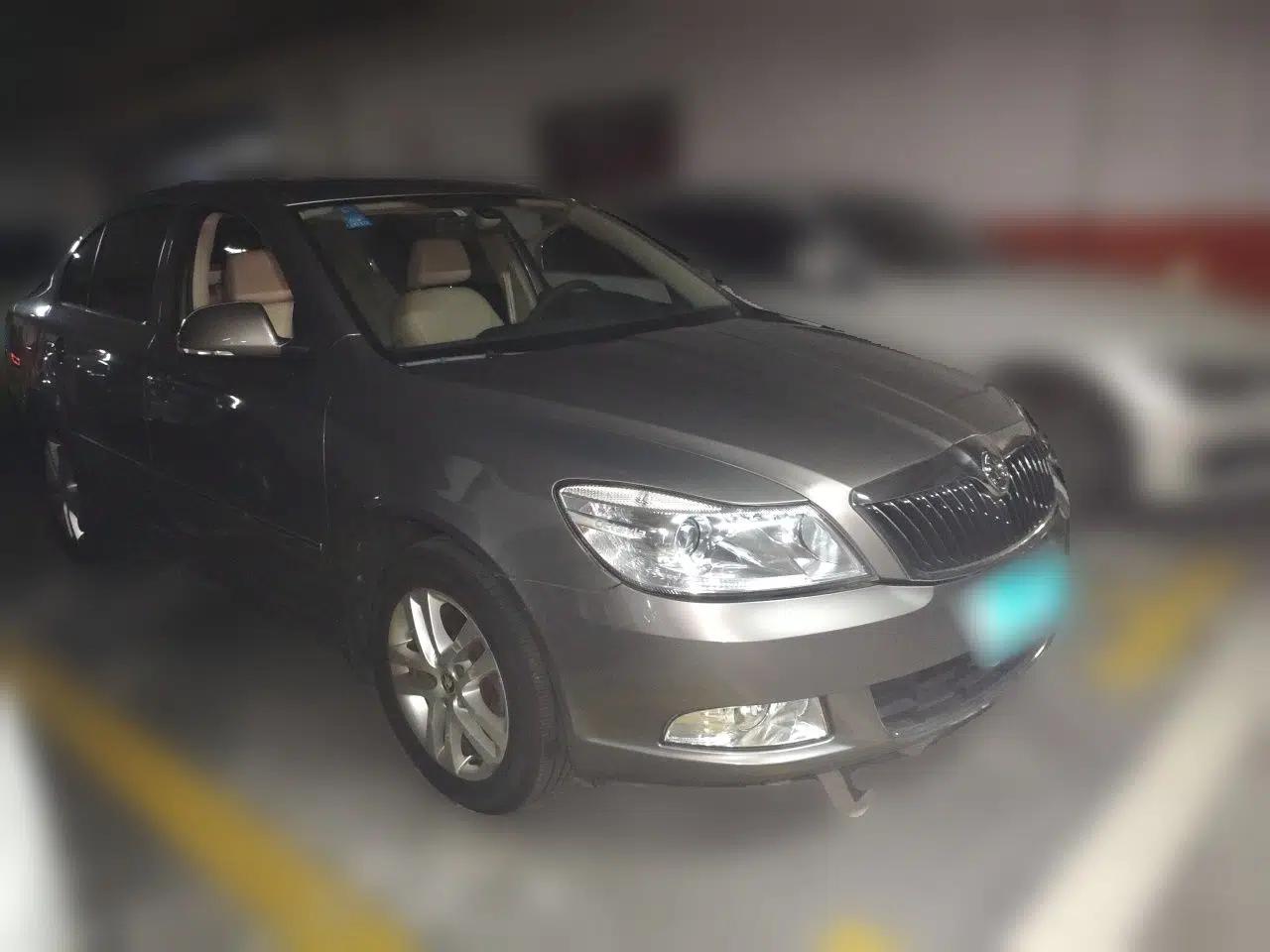 Skoda Octavia 2014 1.6L Automatic Yijun Edition — миниатюра 3