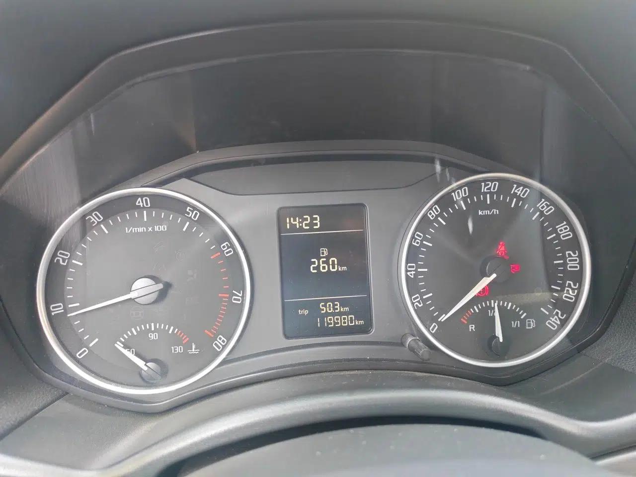 Skoda Octavia 2012 1.6L Manual Yijie Edition — миниатюра 11