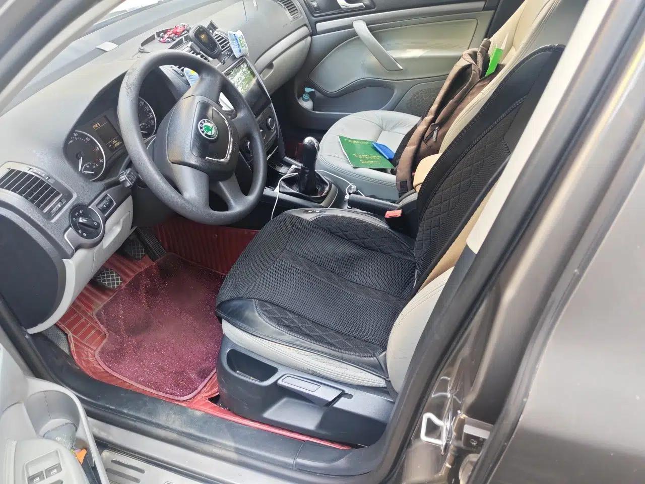 Skoda Octavia 2012 1.6L Manual Yijie Edition — миниатюра 15