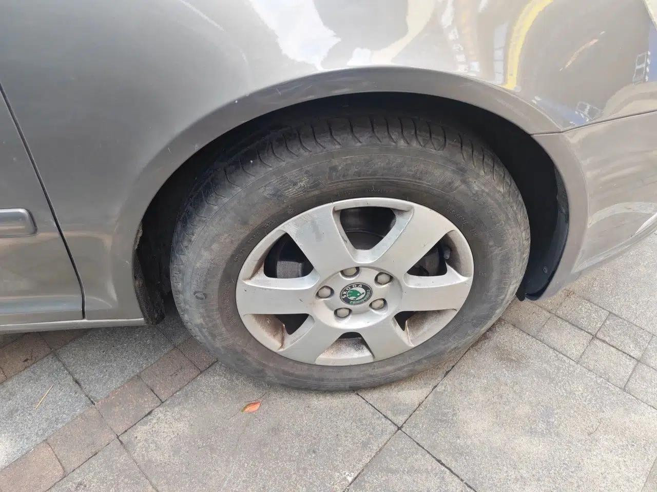 Skoda Octavia 2012 1.6L Manual Yijie Edition — миниатюра 8