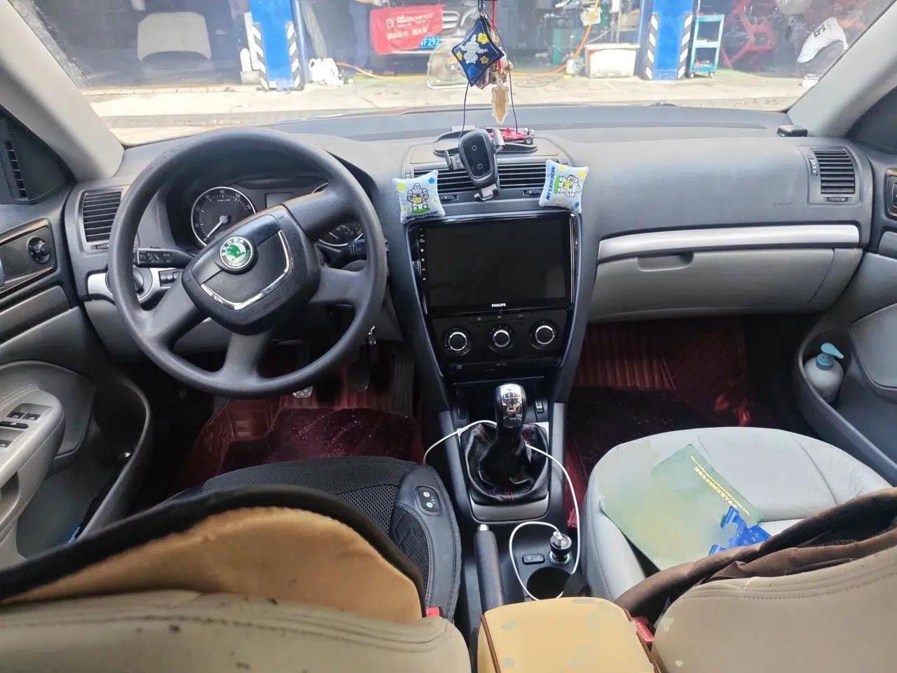 Skoda Octavia 2012 1.6L Manual Yijie Edition — миниатюра 9