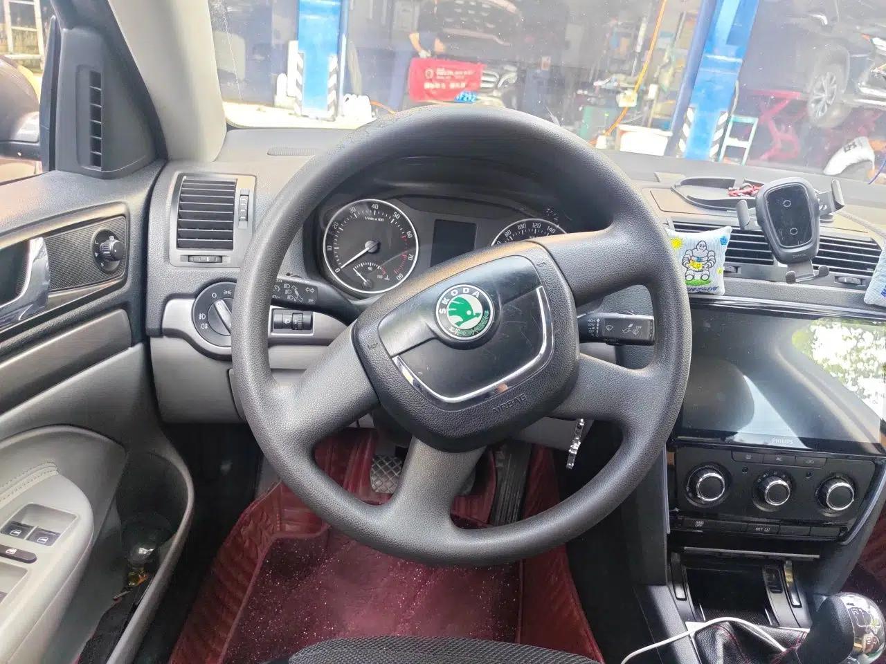 Skoda Octavia 2012 1.6L Manual Yijie Edition — миниатюра 10